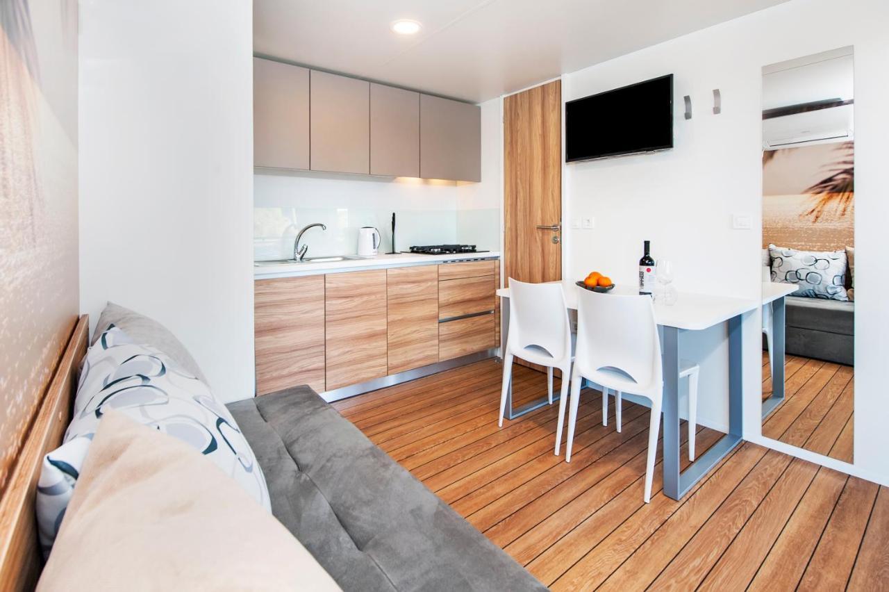 Pineta Mobile Home In Porton Biondi Camp ロヴィニ エクステリア 写真