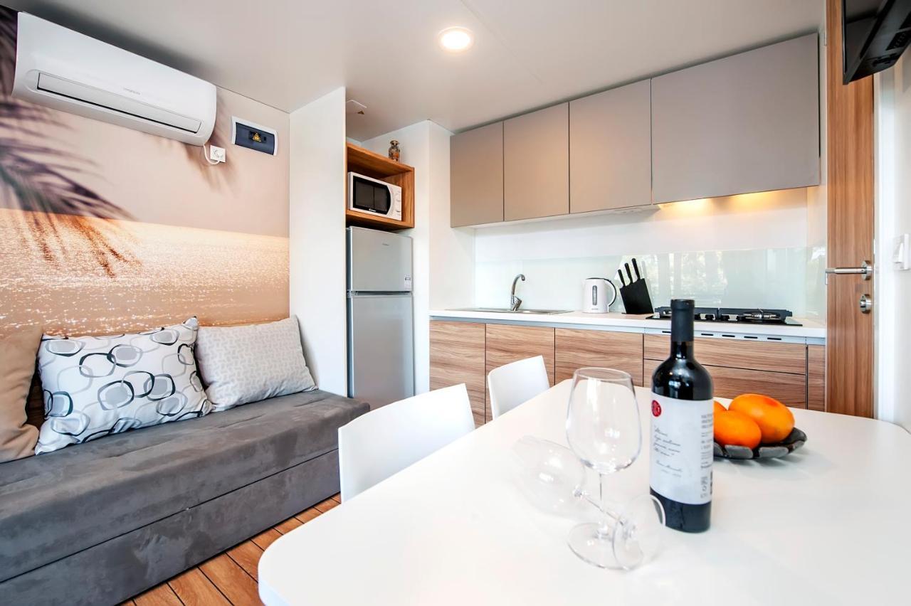 Pineta Mobile Home In Porton Biondi Camp ロヴィニ エクステリア 写真